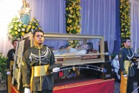 Guardia de honor para el padre de los jóvenes.