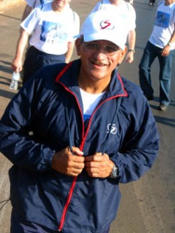 Don Pascual Chávez en la caminata. 