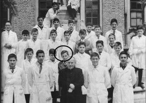 Jorge Mario Bergoglio en foto de grupo con sus compañeros de sexto grado en Colegio Salesiano Vilfrid Barón.