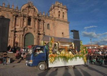 Feligreses, amigos y familia salesiana le dieron la bienvenida al santo de la juventud. 