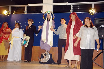 Los jóvenes de la parroquia se lucieron con actos a María. 