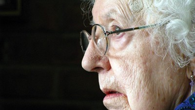 Y se regresaba solita bajo la llovizna fría... 