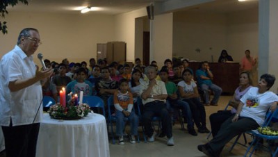 P. Oscar impartio charla a diversos grupos por el adviento. 