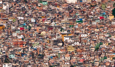Barrios congestionados y desordenados sin espacios verdes.