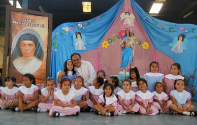 P. Alejandro Hernández y alumnas del centro educativo de las FMA en San Pedro Sula.