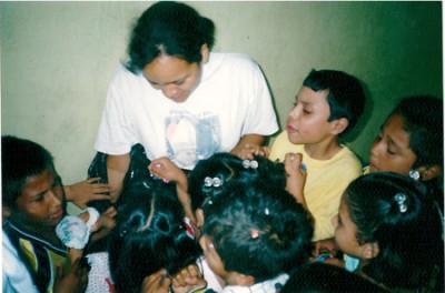 Jessica compartiendo de su tiempo con los niños del oratorio. 