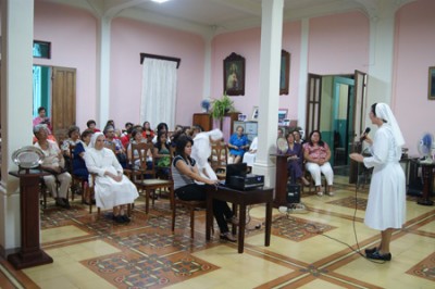 Sor Maritza da su mensaje a exalumnas del Colegio María Auxiliadora.