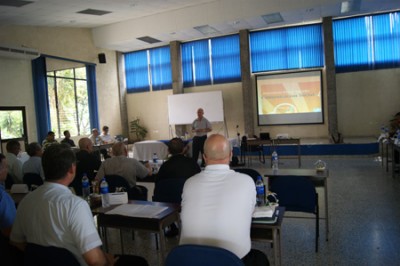 P. Heriberto Herrera hablando sobre comunicación social.