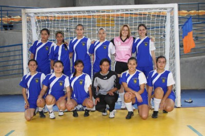 Exalumnas salesianas se reunen para jugar futbol sala.