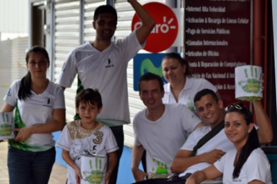 Dinero y juguetes para cien niños.