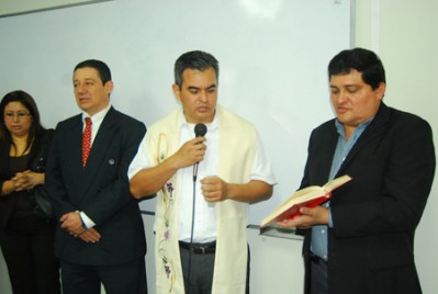 Bendición de la nueva academia por el P. Alex Figueroa, director.