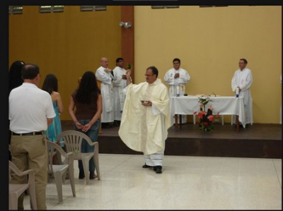 El P. Alejandro Hernández bendijo este nuevo centro salesiano. 