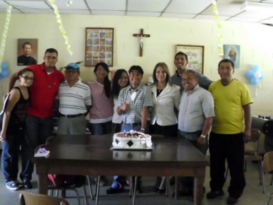 Alba Karina en celebración con el equipo de catequistas del oratorio.