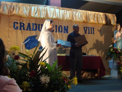 Sor Victoria hizo entrega de los diploma junto a Gustavo Fletes. 