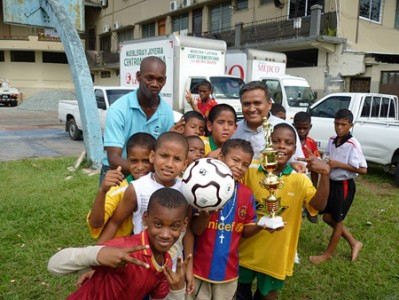 Campeones en la categoría de los pequeños. 