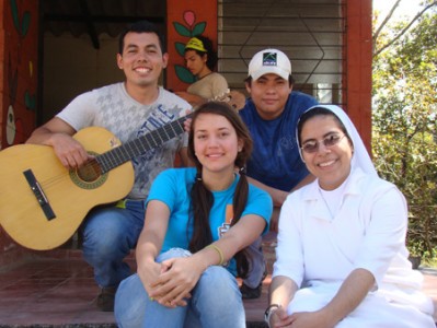 Sor Nicole con un grupo de jovenes campistas. 