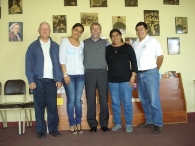 P. Filiberto con el equipo del Boletín Salesiano de C.A.