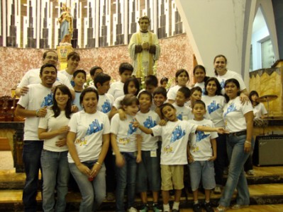 Niños de ENE celebran a Don Bosco. 