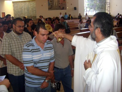 P. Prado bendiciendo con la reliquia de Don Bosco. 
