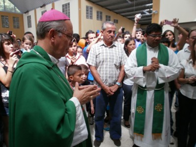 Monseñor en acto inaugural. 