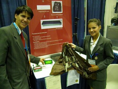 Alumnos de CEDES con su proyecto en ISEF 2011.