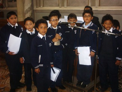 Niños que animaron la eucaristía por el día de la madre. 