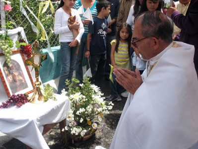 El cuerpo de Cristo recorrio las calles aledañas a la parrquia San Juan Bosco.