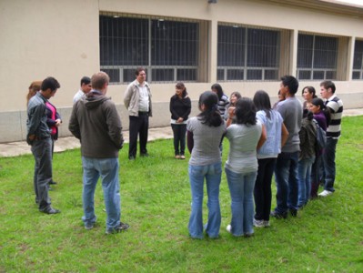 Jovenes universitarios en retiro sobre los sacramentos.