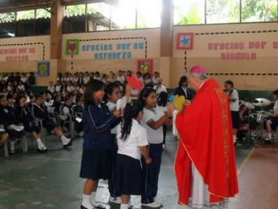 Nuncio recibió ofrendas por parte de las alumnas. 