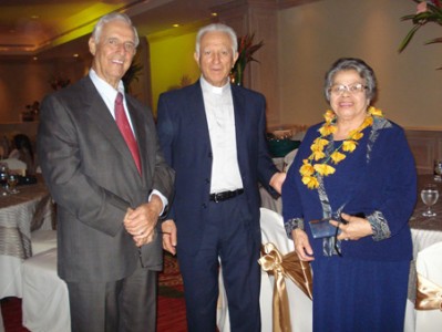 P. Chiu Fuentes (Centro) con amigos de Don Bosco.