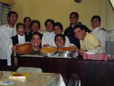 Cocineros de quesadillas en el Filosofado Salesiano.