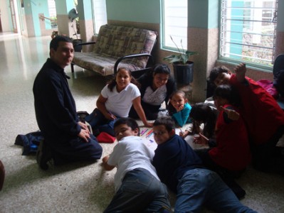 Pequeños con P. Edward de la O. 