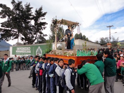 Procesión en honor a Don Bosco. 