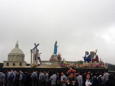 Procesión de los jóvenes del Colegio Don Bosco. 