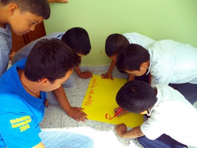 Niños que visitan el centro de alcance. 