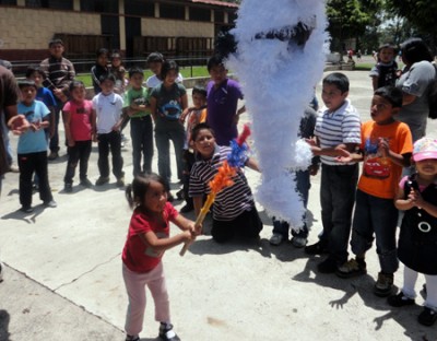 Celebrando el cumpleaños de Don Bosco. 