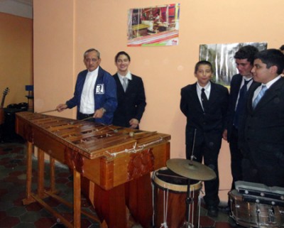 Don Pascual disfrutó de la Marimba del Colegio Santa Cecilia.
