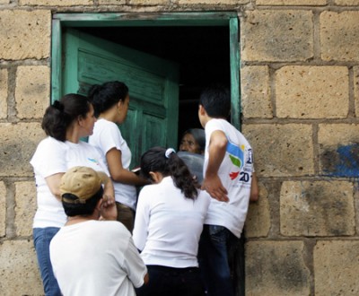 Equipos de evangelización casa por casa. 