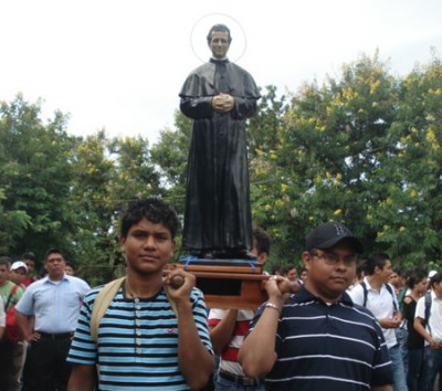 Procesión en honor al cumpleaños de Don Bosco. 