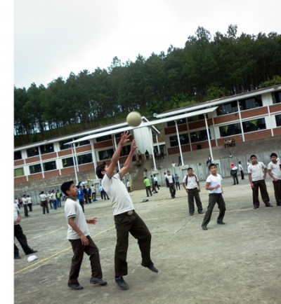 Escuela para aprender y patio para jugar.