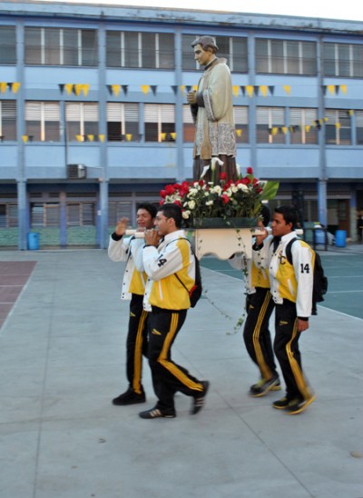 Don Bosco en los patios del chaleco. 