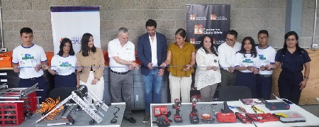  Momento del corte de cinta durante la inauguración del Maker Space, un proyecto que beneficiará indirectamente a más de 2,500 personas de las comunidades aledañas en Soyapango.