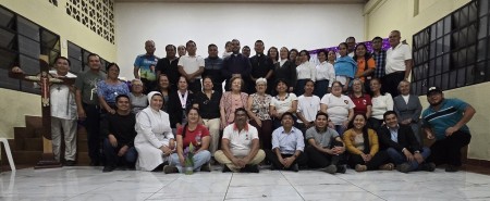 El padre inspector comparte con la comunidad de la Parroquia San Pedro durante su visita pastoral en Carch&aacute;.