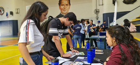 Las casas de estudios superiores ofrecen a los jóvenes su oferta educativa.