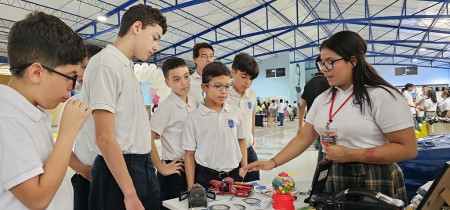 Estudiantes y docentes trabajan en sinergia para alcanzar el éxito en la Expotecnia.