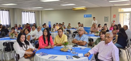 FUSALMO llevo a cabo un desayuno católico a beneficio del programa Becas Padre Alfonso Evertsz en Santa Ana. 