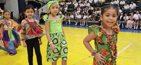 Los estudiantes y el personal del instituto participaron con entusiasmo, demostrando un profundo interés y respeto por las tradiciones y la historia de la etnia negra en Panamá.