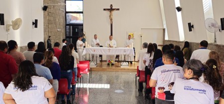 Celebración de la santa misa en la Asamblea General de FUSALMO, presidida por el padre René Antonio Santos.
