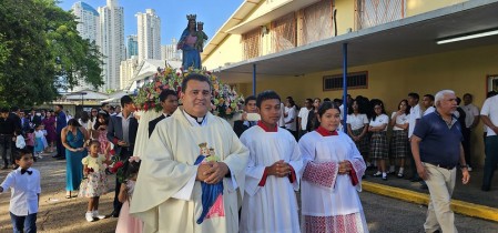 El padre rector, José Manuel Solano acompaña con devoción la imagen de María Auxiliadora durante la procesión solemne que marcó el inicio de la celebración en honor a la Virgen en el Instituto Técnico Don Bosco.