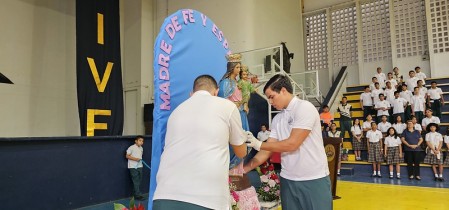 La imagen de María Auxiliadora es entronizada solemnemente por los escoltas de la BAMPES durante el saludo matutino en el Instituto Técnico Don Bosco, marcando el inicio del Mes Mariano en un ambiente de fe y tradición salesiana.
